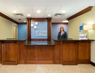 Lobby 2 Holiday Inn Express & Suites RICHMOND, an IHG Hotel