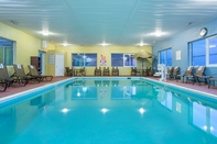 Swimming Pool Holiday Inn Express & Suites RICHMOND, an IHG Hotel