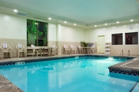 Swimming Pool Holiday Inn Express & Suites AKRON REGIONAL AIRPORT AREA, an IHG Hotel