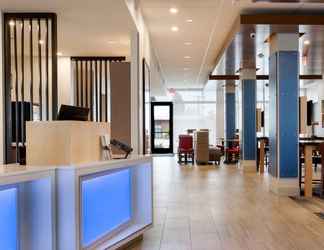 Lobi 2 Holiday Inn Express & Suites RACINE, an IHG Hotel