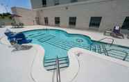 Swimming Pool 2 Holiday Inn Express & Suites MEMPHIS ARPT ELVIS PRESLEY BLV, an IHG Hotel