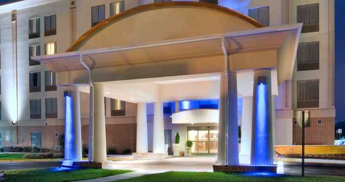 Exterior Holiday Inn Express & Suites FREDERICKSBURG, an IHG Hotel