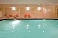 Swimming Pool Holiday Inn Express & Suites FREDERICKSBURG, an IHG Hotel