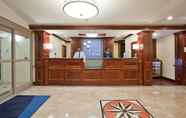 Lobi 4 Holiday Inn Express & Suites FREDERICKSBURG, an IHG Hotel