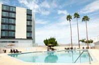 Swimming Pool Holiday Inn VICTORVILLE, an IHG Hotel