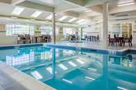 สระว่ายน้ำ Holiday Inn Express & Suites PULLMAN, an IHG Hotel