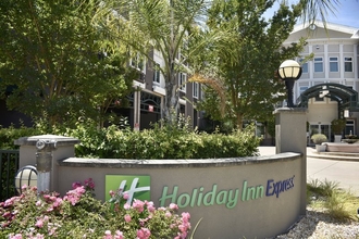 Exterior 4 Holiday Inn Express WINDSOR SONOMA WINE COUNTRY, an IHG Hotel