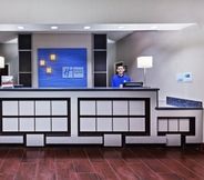 Lobi 5 Holiday Inn Express & Suites CLEVELAND, an IHG Hotel