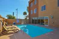 Swimming Pool Holiday Inn Express LAS VEGAS-NELLIS, an IHG Hotel