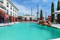 Kolam Renang Holiday Inn Express & Suites SEALY, an IHG Hotel