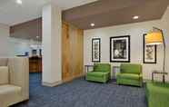 Lobi 4 Holiday Inn Express & Suites BROOKSHIRE - KATY FREEWAY, an IHG Hotel