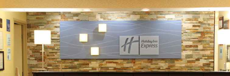 Lobby Holiday Inn Express & Suites CHICAGO-ALGONQUIN, an IHG Hotel