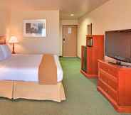 Bedroom 2 Holiday Inn Express & Suites TEHACHAPI HWY 58/MILL ST., an IHG Hotel