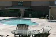 Swimming Pool Holiday Inn Express & Suites TEHACHAPI HWY 58/MILL ST., an IHG Hotel