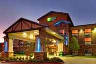 Exterior Holiday Inn Express & Suites TEHACHAPI HWY 58/MILL ST., an IHG Hotel