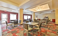 Restoran 5 Holiday Inn Express & Suites UTICA, an IHG Hotel