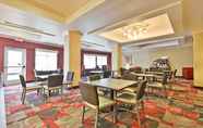 Restaurant 5 Holiday Inn Express & Suites UTICA, an IHG Hotel