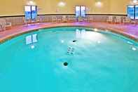 สระว่ายน้ำ Holiday Inn Express & Suites PERRY, an IHG Hotel