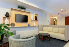 Lobby 3 Holiday Inn Express ROCHESTER NE - IRONDEQUOIT by IHG, an IHG Hotel