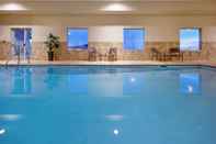 Swimming Pool Holiday Inn LINCOLN SOUTHWEST, an IHG Hotel