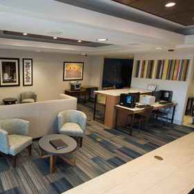 Lobby Lounge 1 Holiday Inn Express Hotel & Suites West Coxsackie, an IHG Hotel, Khách sạn Bronck Museum