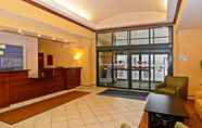 Lobi 6 Holiday Inn Express & Suites FORT ATKINSON, an IHG Hotel