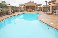 Swimming Pool Holiday Inn Express & Suites DURANT, an IHG Hotel