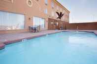 Swimming Pool Holiday Inn Express & Suites ZAPATA, an IHG Hotel