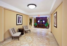 Lobi 6 Holiday Inn Express & Suites NIAGARA FALLS by IHG, an IHG Hotel