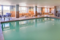 Swimming Pool Holiday Inn Express WOODLAND, an IHG Hotel