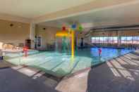 Swimming Pool Holiday Inn Express & Suites ELK CITY, an IHG Hotel