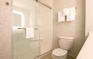 Toilet Kamar 4 Holiday Inn Express & Suites ALPENA - DOWNTOWN, an IHG Hotel