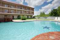 Swimming Pool Holiday Inn Express & Suites KERRVILLE, an IHG Hotel