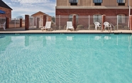 Hồ bơi 5 Holiday Inn Express & Suites FOREST, an IHG Hotel