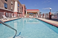 Swimming Pool Holiday Inn Express & Suites FOREST, an IHG Hotel