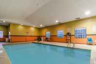 สระว่ายน้ำ Holiday Inn Express & Suites VINITA, an IHG Hotel