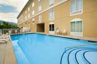 Swimming Pool Holiday Inn Express & Suites CARYVILLE, an IHG Hotel