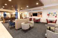 Bar, Kafe, dan Lounge Holiday Inn Express & Suites GAYLORD, an IHG Hotel