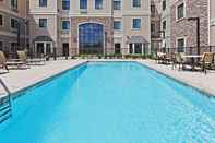 Kolam Renang Staybridge Suites WICHITA, an IHG Hotel