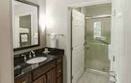 Toilet Kamar 3 Staybridge Suites WILMINGTON - WRIGHTSVILLE BCH, an IHG Hotel