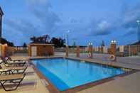 Kolam Renang Holiday Inn Express & Suites HOUSTON EAST - BAYTOWN, an IHG Hotel