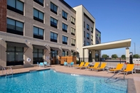 Swimming Pool Holiday Inn Express & Suites DALLAS-FRISCO NW TOYOTA STDM, an IHG Hotel