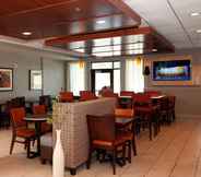 Restoran 6 Holiday Inn Express & Suites OMAHA SOUTH - RALSTON ARENA, an IHG Hotel