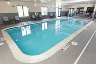 Swimming Pool Holiday Inn Express & Suites OMAHA SOUTH - RALSTON ARENA, an IHG Hotel