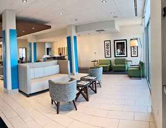 Lobi 2 Holiday Inn Express & Suites STERLING, an IHG Hotel