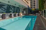สระว่ายน้ำ Kimpton HOTEL PALOMAR BEVERLY HILLS, an IHG Hotel