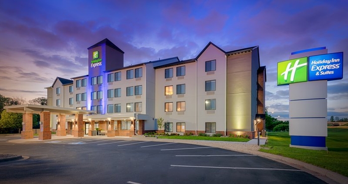 Exterior Holiday Inn Express & Suites COON RAPIDS-BLAINE AREA, an IHG Hotel