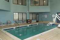 Kolam Renang Holiday Inn Express & Suites MADISON, an IHG Hotel