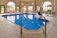 สระว่ายน้ำ Holiday Inn Express & Suites ST MARYS, an IHG Hotel