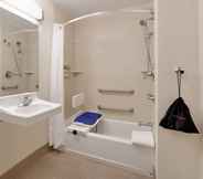 Toilet Kamar 2 Candlewood Suites SALINA